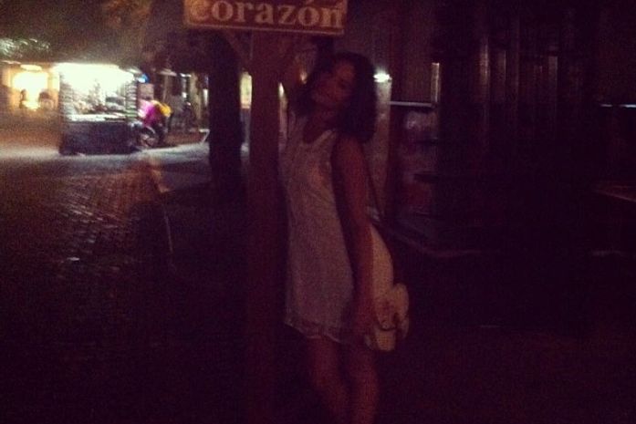 No Caribe, Isis Valverde manda recado para o namorado: ‘Saudades’