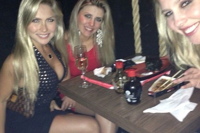 Ex-BBBs Renata e Iris Stefanelli exibem pernas em jantar