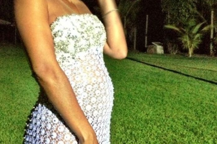 Juliana Paes posta foto e revela estar grávida de um menino