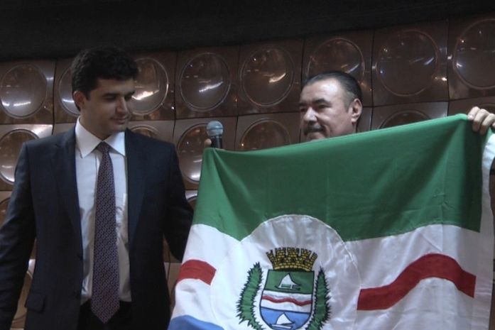 Almeida entregou a bandeira de Maceió para Rui Palmeira