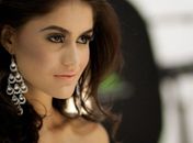 Família de modelo morta na China faz campanha por enterro no Brasil