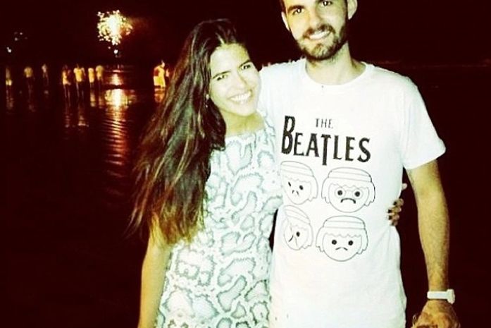 Atriz Antonia Morais registra virada do ano ao lado do namorado na praia