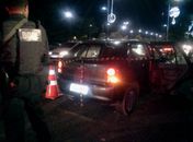 Jovem baleado é "jogado" em carro de desconhecido