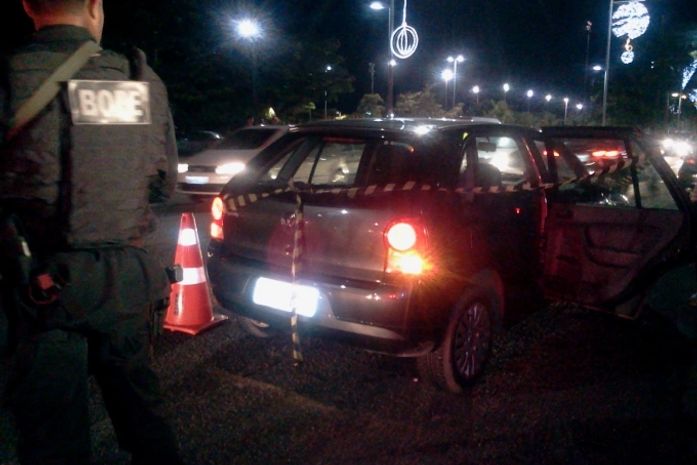 Jovem baleado é "jogado" em carro de desconhecido