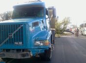 Carreta evita acidente, derruba árvore e semáforo