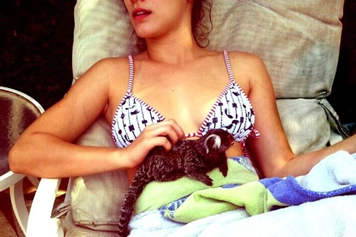 De biquíni, jovem atriz Bianca Bin acaricia mico em foto