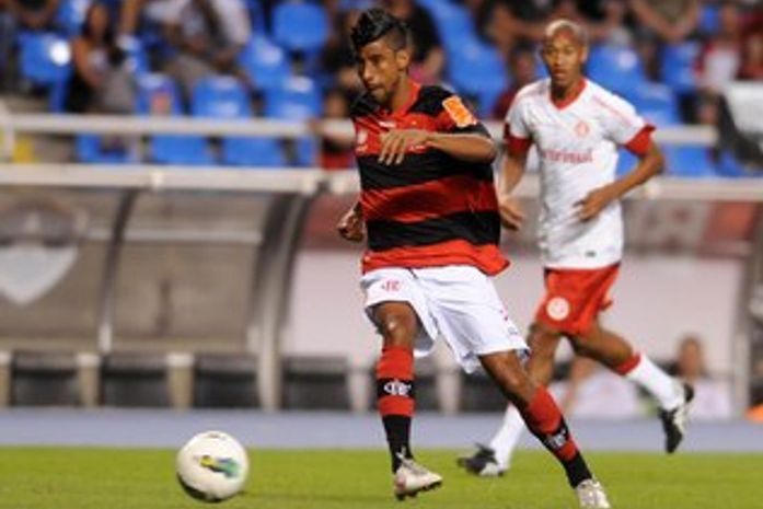 Novela chega ao fim, e Léo Moura acerta a renovação com o Flamengo