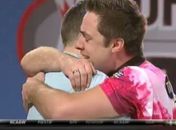 Jogador gay vence competição e beija o marido ao vivo