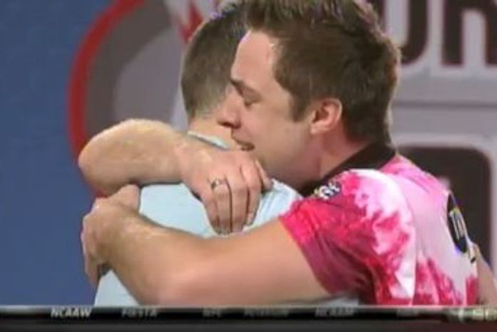 Jogador gay vence competição e beija o marido ao vivo