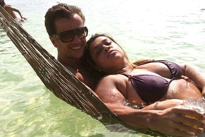 Marido de Preta Gil compartilha imagem do casal em lagoa
