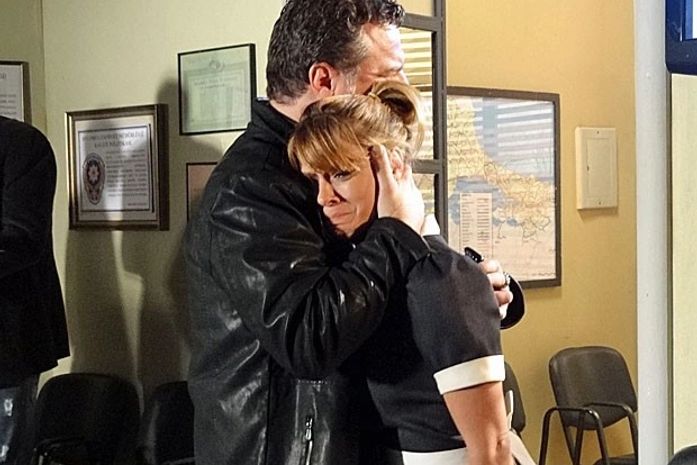 Jéssica volta para as garras de Russo após descobrir que sua casa foi incendiada