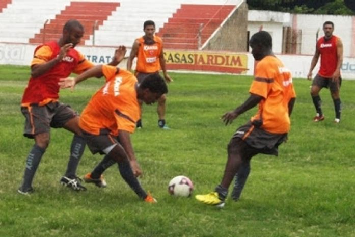 CRB realiza primeiro trabalho com bola; Everton Luiz irá para equipe catarinense