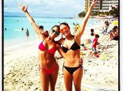 Aloha! De biquíni, Bia e Branca Feres curtem praia no Havaí