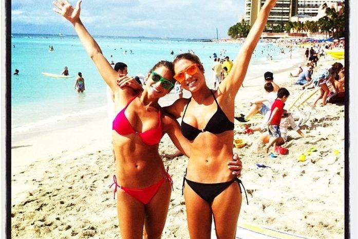 Aloha! De biquíni, Bia e Branca Feres curtem praia no Havaí