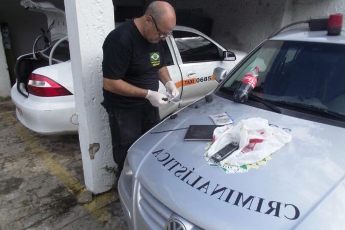 Carro de taxista assassinado é periciado no Instituto de Criminalística