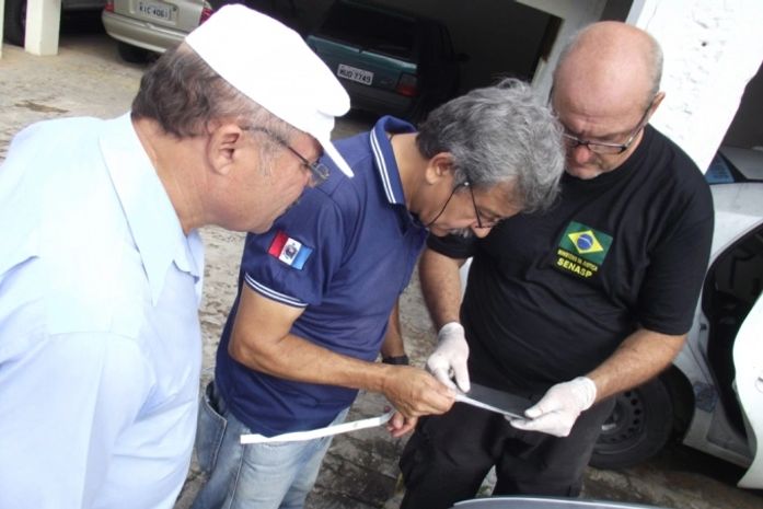 Carro de taxista assassinado é periciado no Instituto de Criminalística
