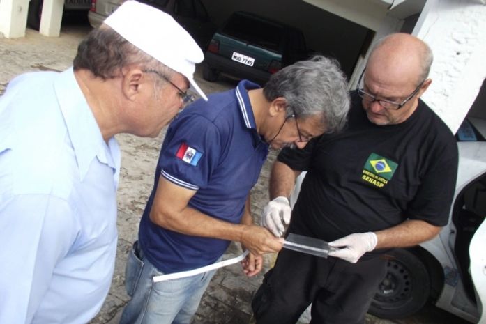 Carro de taxista assassinado é periciado no Instituto de Criminalística