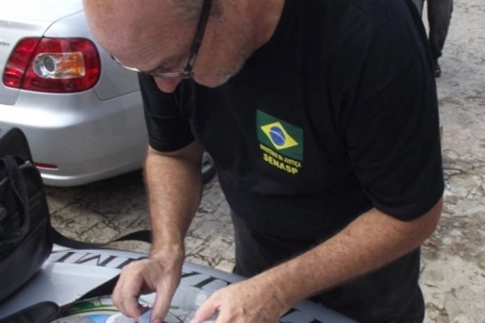 Carro de taxista assassinado é periciado no Instituto de Criminalística