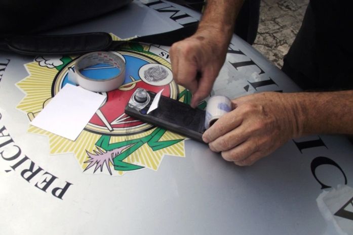 Carro de taxista assassinado é periciado no Instituto de Criminalística