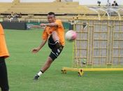 Atacante Zé Carlos se reapresenta e diz: "vou calar a boca de muita gente"