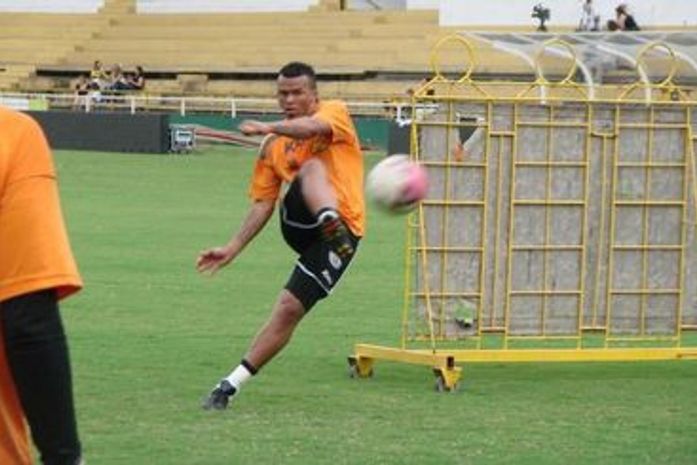 Atacante Zé Carlos se reapresenta e diz: "vou calar a boca de muita gente"