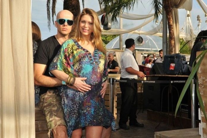 Grávida, Sheila Mello curte Floripa com Xuxa