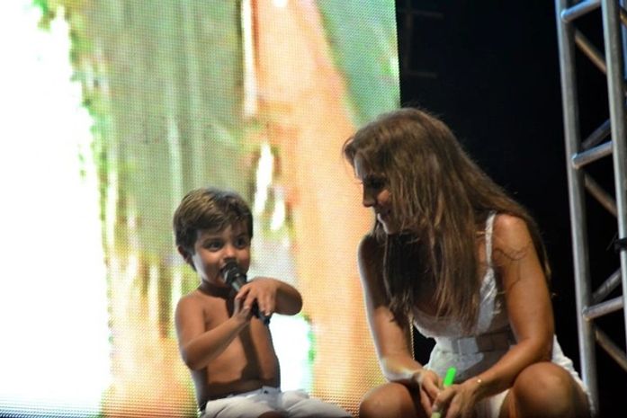 Assista ao vídeo do filho de Ivete em show com a cantora na Bahia