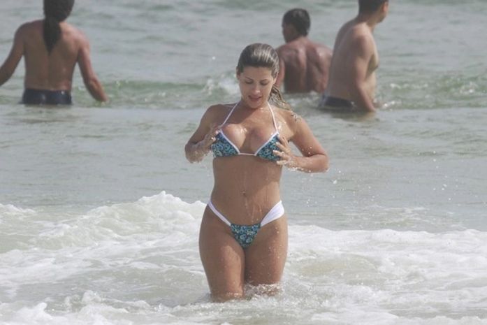 Ana Paula Minerato aproveita domingo para ir a praia