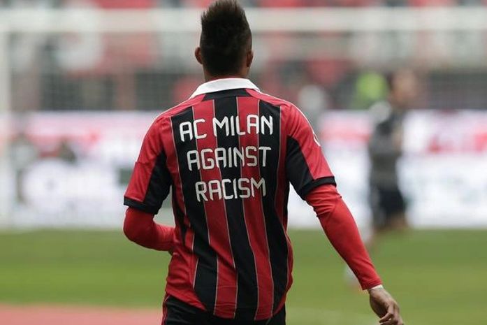 Após polêmica de Boateng, Milan vai a campo com camisa antirracismo