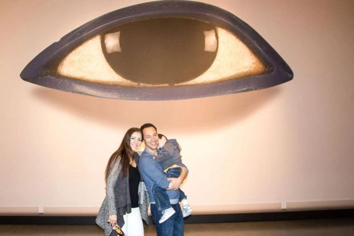 Em família, Nana Gouvêa visita museu em Nova Iorque