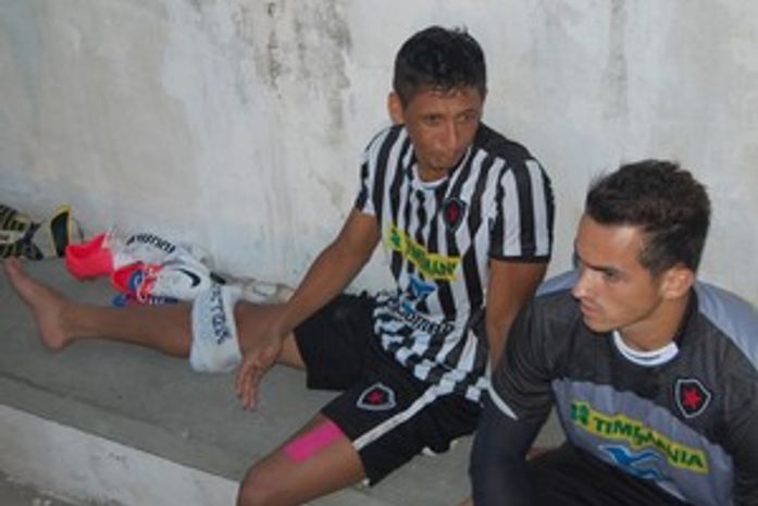 Ex-CRB sai de campo com torção no joelho