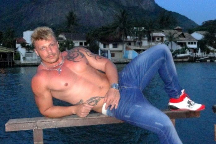 Cristiano, do BBB 4, exibe corpo sarado em campanha de grife GLS