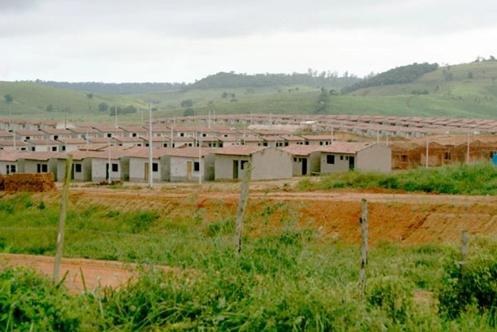 População interdita BR-104 e cobra entrega de casas