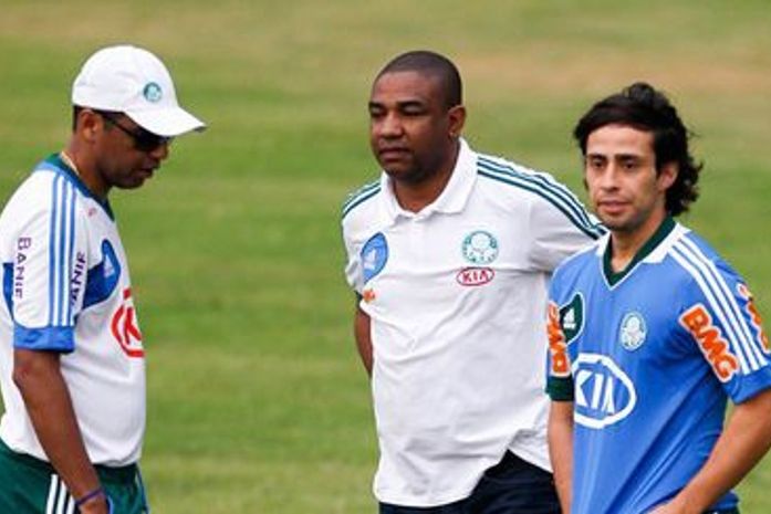 Dono de 36% de Valdivia se irrita: "É um mau-caráter, não vale nada"