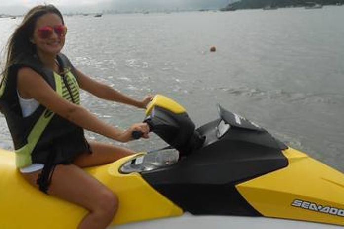 Após leiloar virgindade, jovem tira onda de moto aquática: 'Pode maldizer'