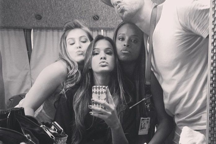 Bruna Marquezine manda beijo em foto ao lado de colegas de elenco
