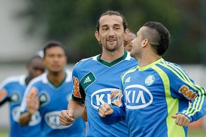 Os atacantes Barcos (esq.) e Maikon Leite durante treino do Palmeiras
