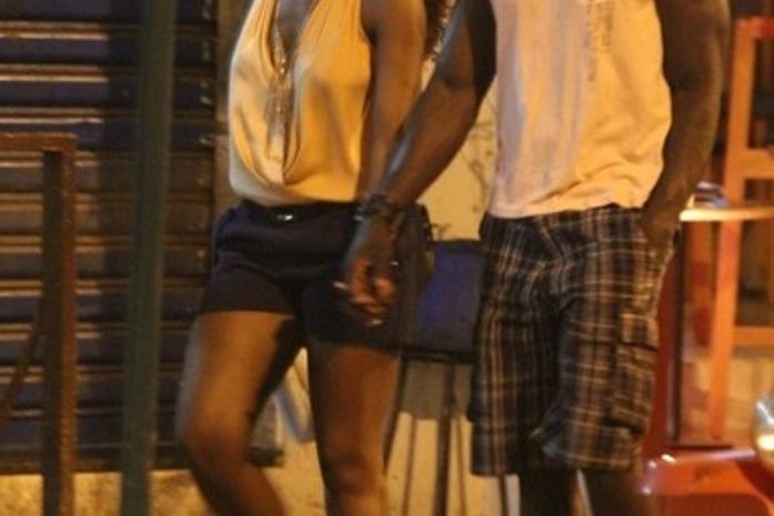 Atriz Cris Vianna troca carinhos com o namorado