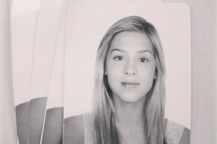 Sophia Abrahão mostra foto 3x4 em rede social