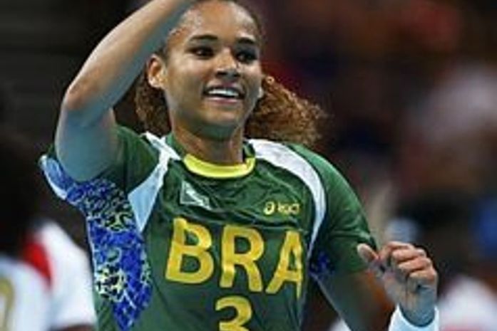 Brasileira Alexandra é eleita a melhor jogadora do mundo no handebol