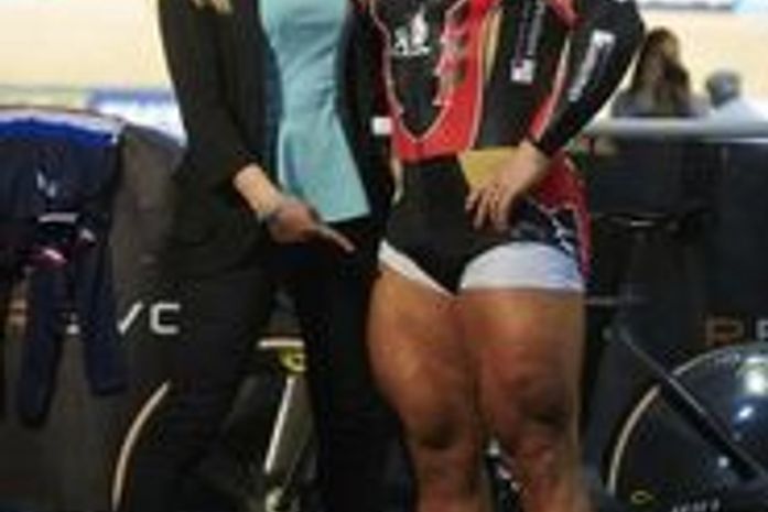 Apresentadora se espanta com coxa de ciclista: 'Maior que minha cintura!'