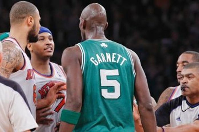 Carmelo perde a cabeça e persegue Garnett até ônibus
