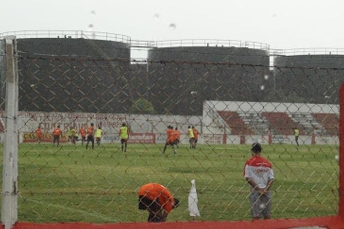 Em dia chuvoso, CRB finaliza trabalhos antes de jogo-treino