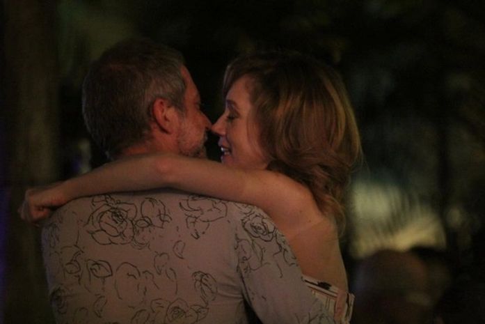 Camila Morgado troca beijos com o namorado no Rio