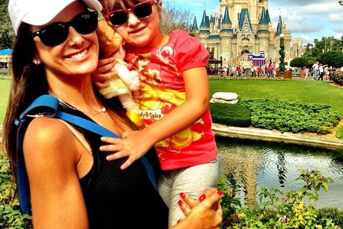 Ticiane Pinheiro posa com Rafa em frente ao Castelo da Cinderela