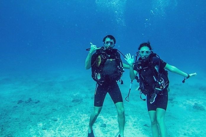 No Havaí, Amanda Richter mergulha com Max Fercondini