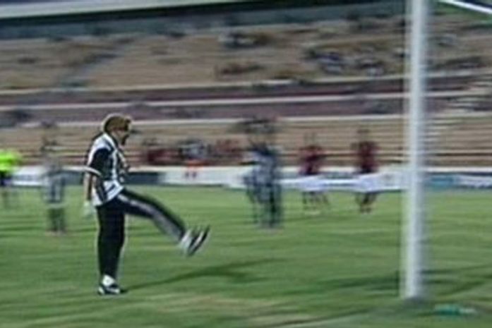 Massagista é expulso, faz gol contra e rouba a cena em rodada da Copinha