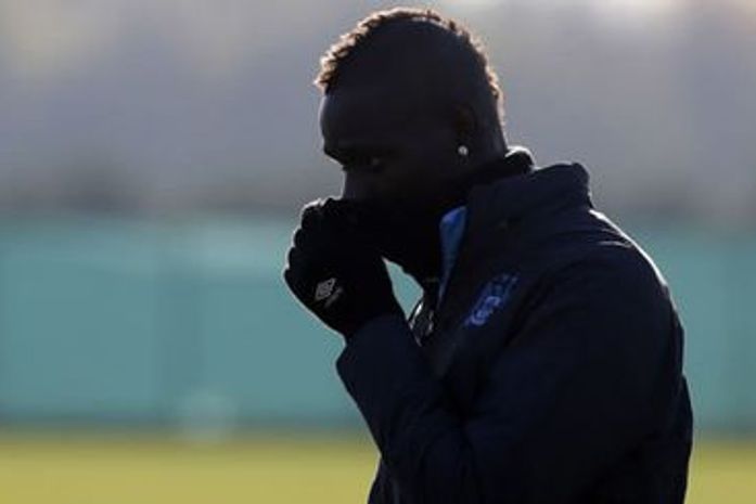 Cogitado no Milan, Balotelli é chamado de "maçã podre" por Berlusconi