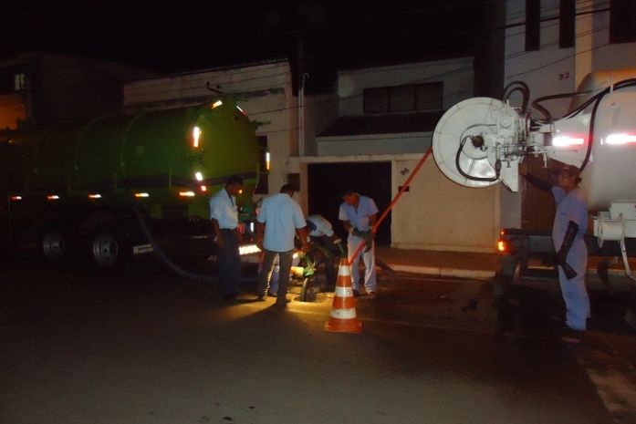 Casal realiza manutenção preventiva de redes coletoras de esgoto