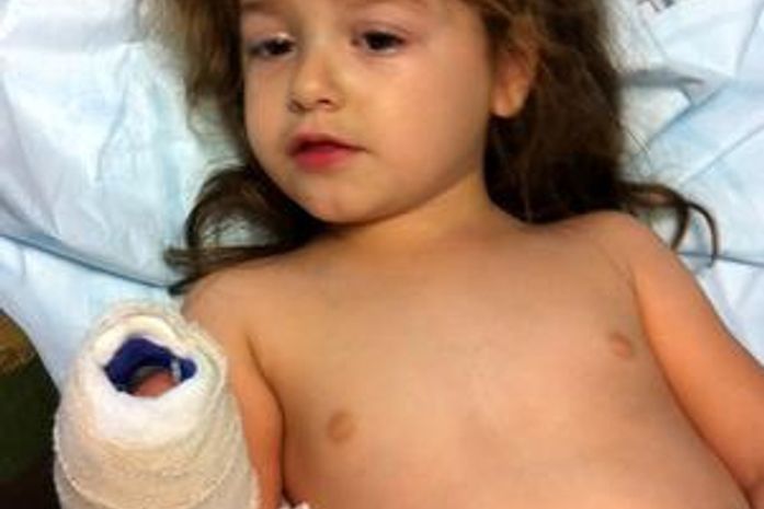 Menina surpreende médicos após se recuperar à "beira da morte"